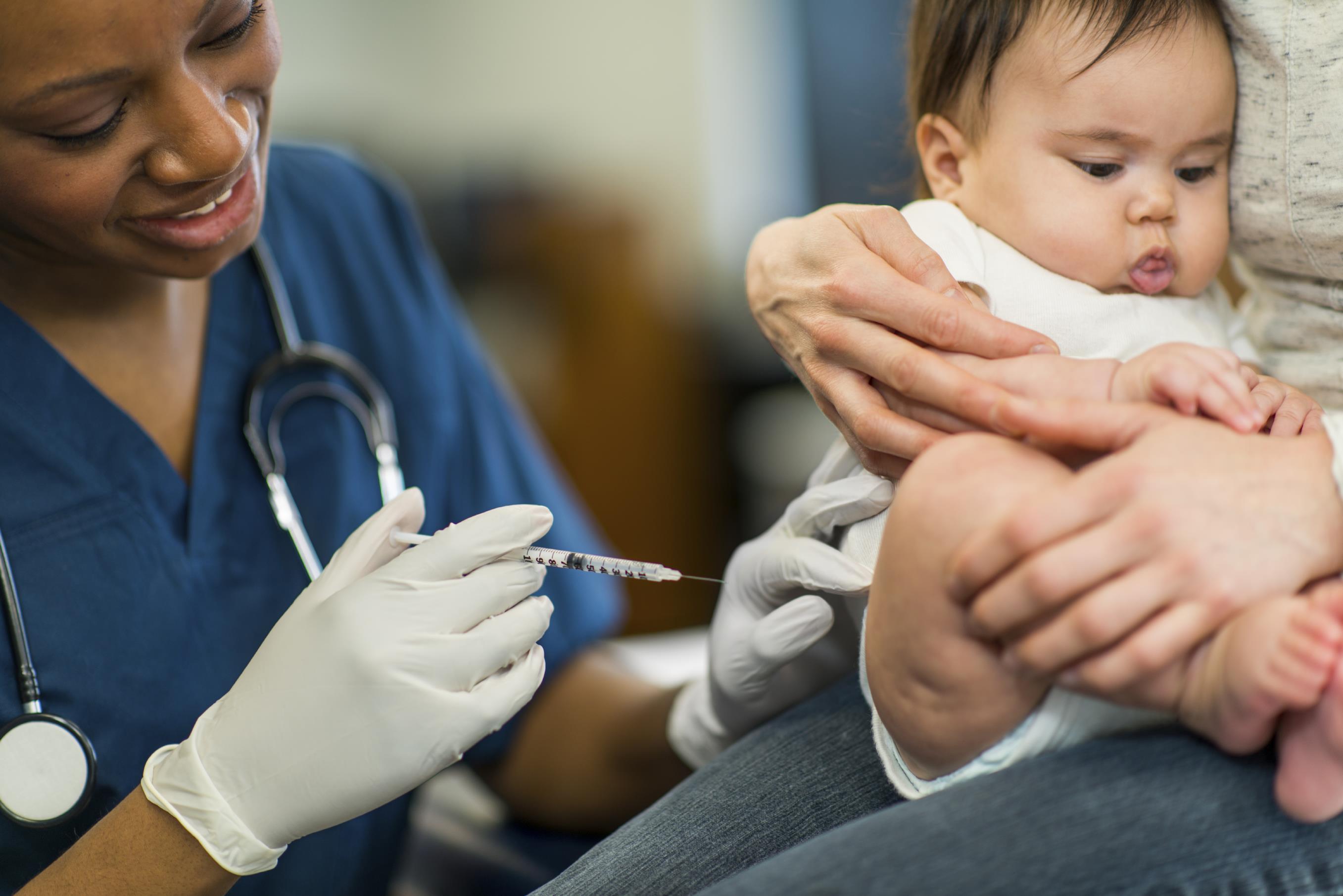Мужчине делают прививку. Вакцинация детей. Иммунизация детей. Прививка детям. Вакцинация маленьких детей.